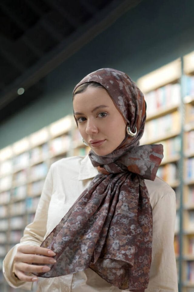 Menekşe Koleksiyonu Çiçek Desenli Çift Taraf Şal - Kahverengi