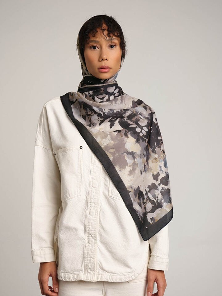 Tomurcuk Yaprak Desenli Tek Taraflı Şal - Siyah