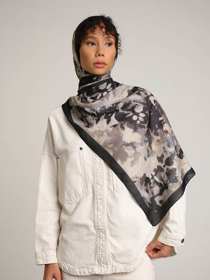 Tomurcuk Yaprak Desenli Tek Taraflı Şal - Siyah