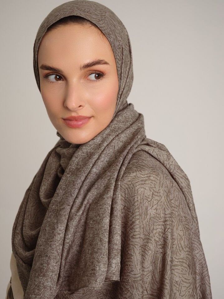 Bengi Monogram Düz Desenli Çift Taraflı Şal - Koyu Kül Vizon